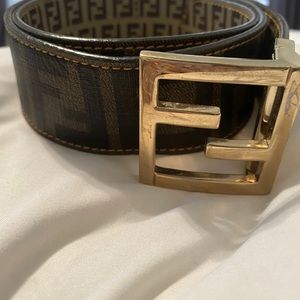 Women’s Fendi Belt Reversible Size 80(s/m). Great condition !!